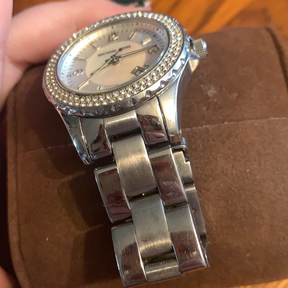 Women’s Michael Kors silver watch - Picture 5 of 8